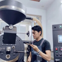 Người con của núi rừng khởi nghiệp bằng tình yêu với “viên ngọc thô” cà phê - Ảnh 1. Anh Tài đang thử hương cà phê. (Ảnh do nhân vật cung cấp)